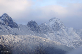 Berggipfel mit Schnee und Nebel