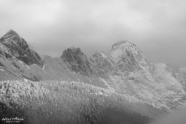 Berggipfel mit Schnee und Nebel in schwarz weiß 