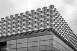 Architektur Fassade Kaufhaus in Dresden mit Metallelementen in Dresden schwarz weiß 