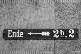 Architektur Straßenschild in Dresden schwarz weiß
