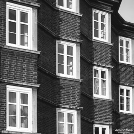 Architektur Ziegelsteinfassade mit Fensterreihen und spitzen Erkern Backsteinexpressionismus Hannover schwarz weiß