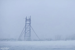 Hochsitz im Nebel im Tal Spätwinter bei Alfeld