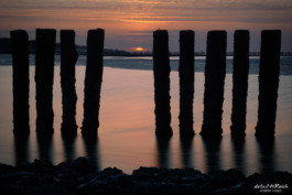 Sonnenuntergang vor Buhnen auf Wangerooge Langzeitbelichtung mit ND Filter