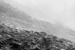 Wasser rieselt ueber das Gestein